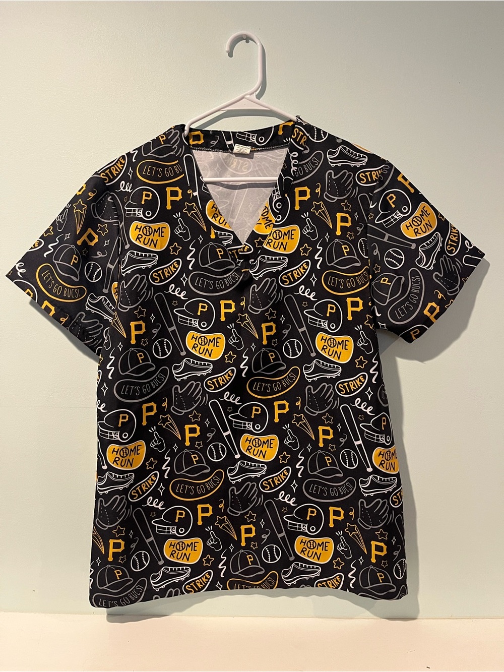 Pittsburgh Pirates Women’s Baseball Print Scrub Top Black and Gold, Size Medium